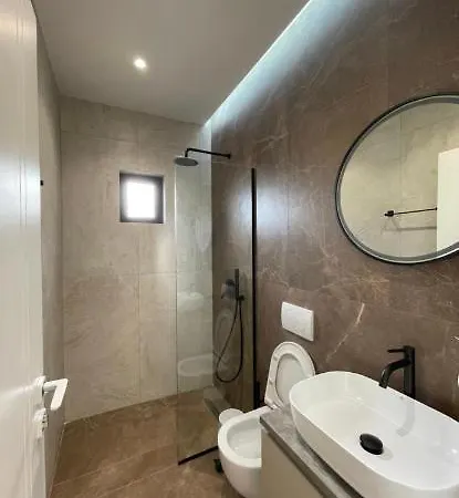 Xhefri 2 Hotel