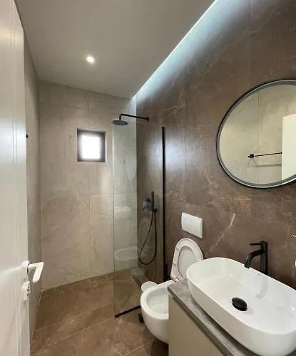 Xhefri 2 Hotel